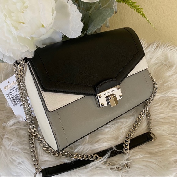 Michael Kors Handbags - Firm ✨Michael Kors kinsley shoulder crossbody bag